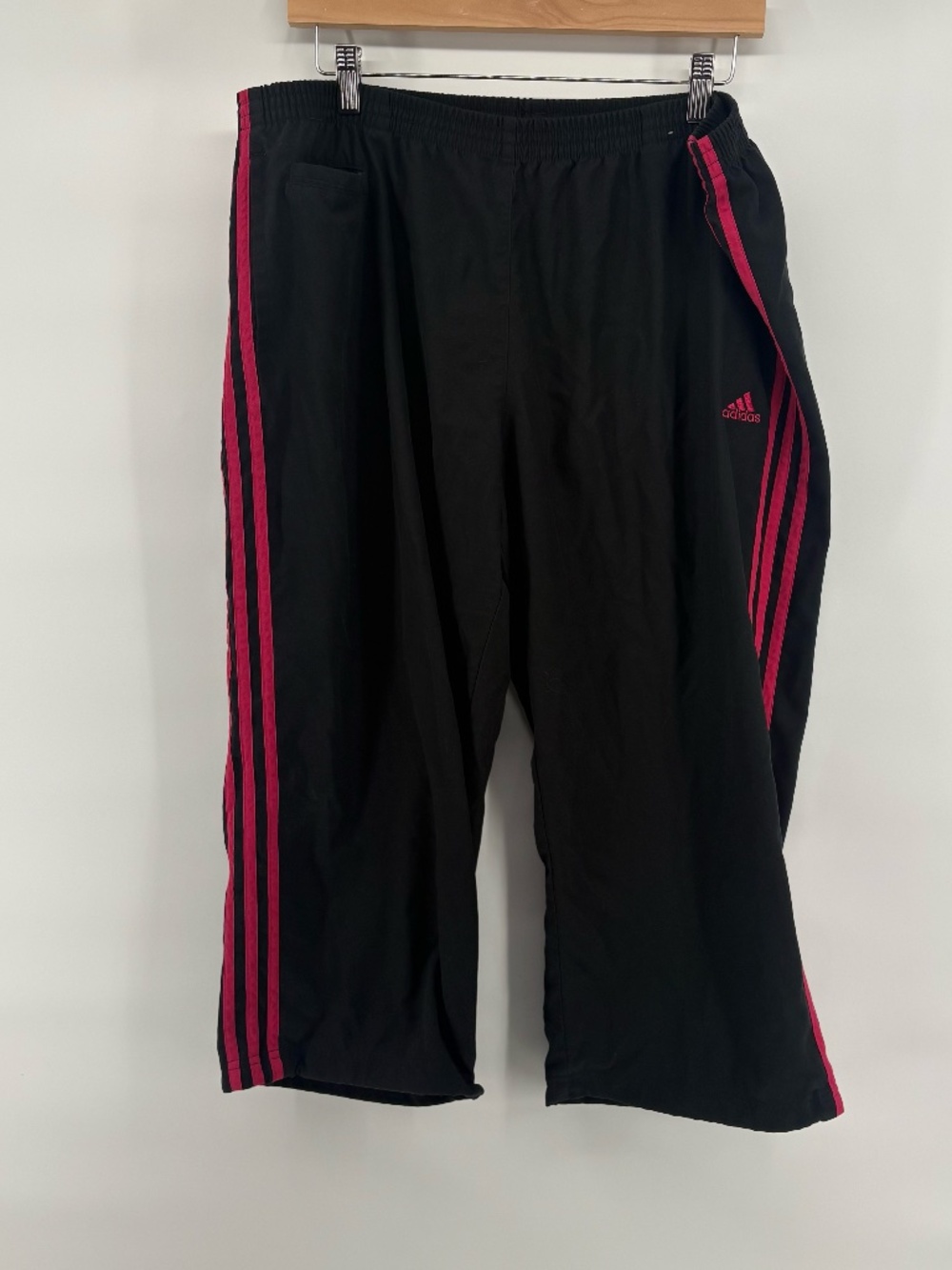 UNISEX Adidas black and red cropped athletic pants size XL stretchy waistband